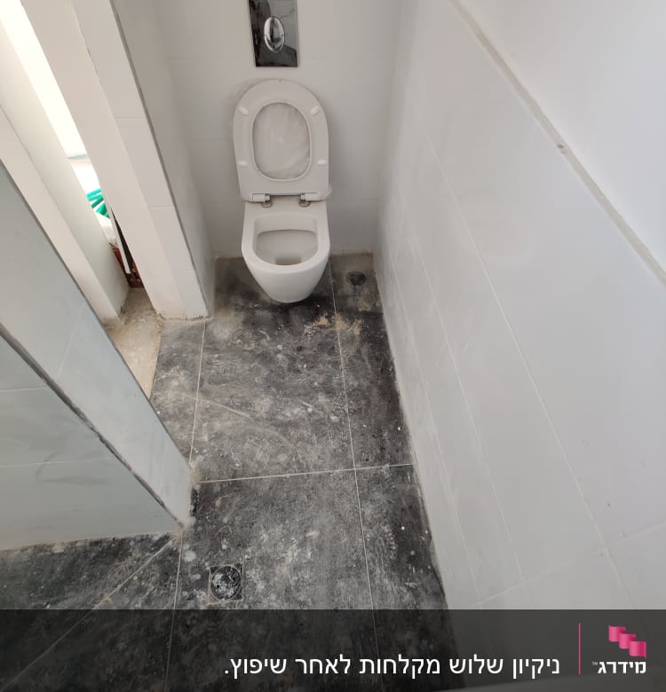 רצפה מלוכלכת עם אבק ולכלוך ליד אסלה